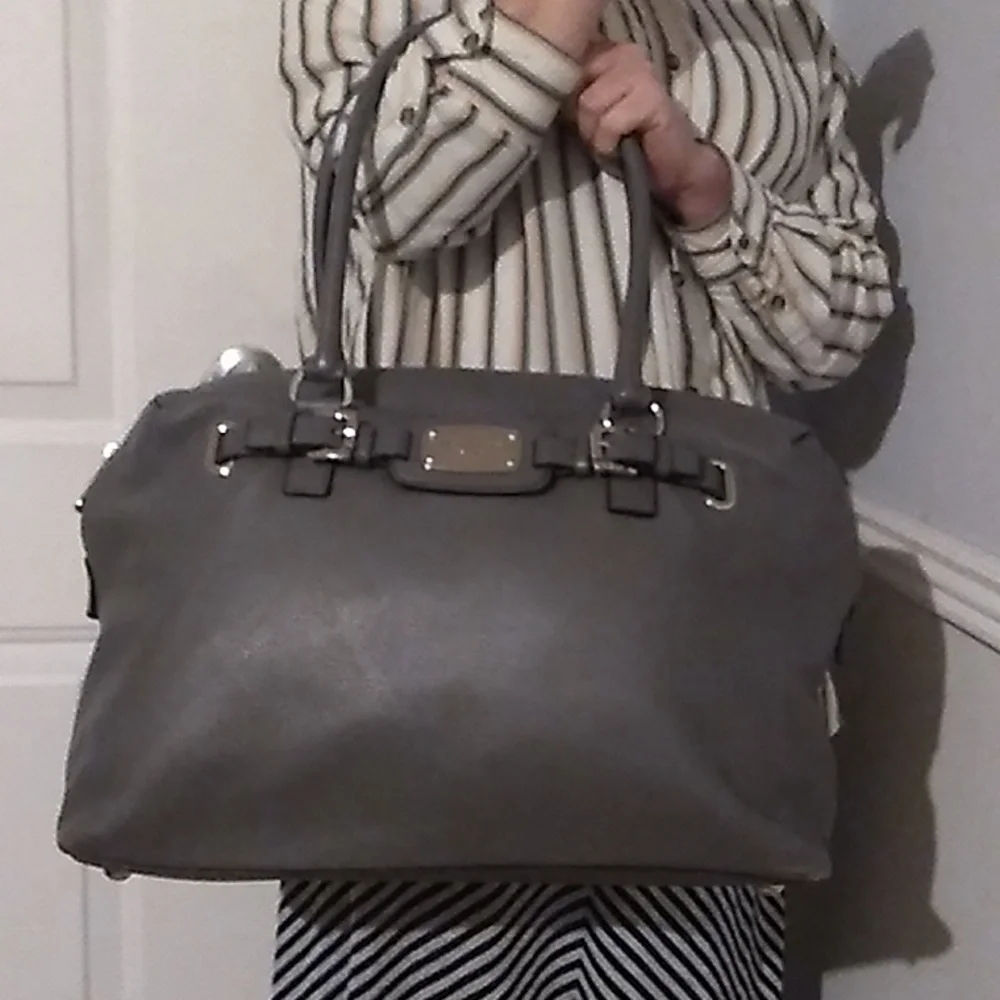 Michael Kors Extra Large Duffle Bag Tote Carry On Bag Gently Used - Picture 16 of 16